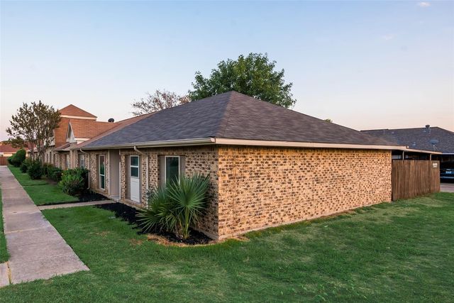 30 W  Mountain Creek Dr, Grand Prairie, TX 75052