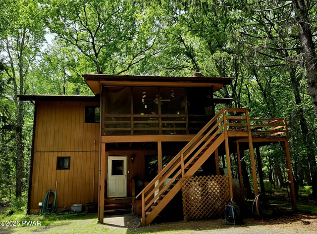 104 Boulder Dr, Hawley, PA 18428