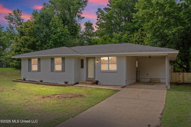 5670 Dover Dr, Horn Lake, MS 38637