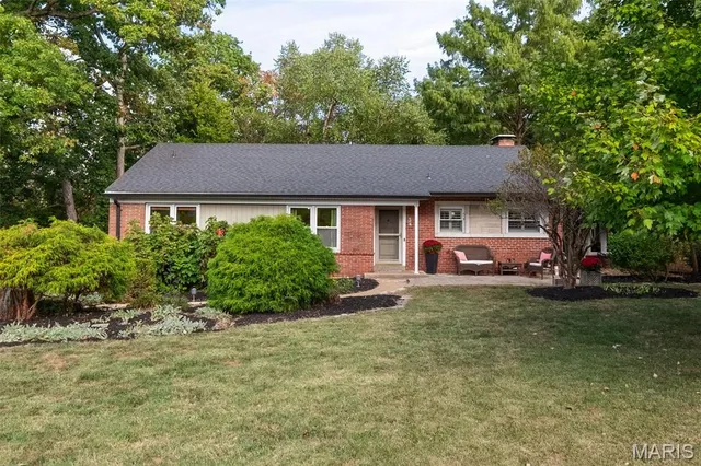 1889 N  Signal Hills Dr, Saint Louis, MO 63122