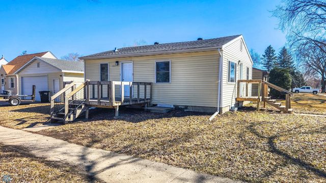 2217 5th Ave S, Fargo, ND 58103