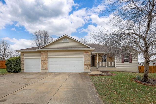 1105 Creekside Ct, Raymore, MO 64083