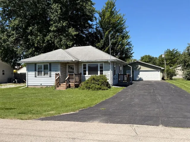 811 1st St, Colona, IL 61241