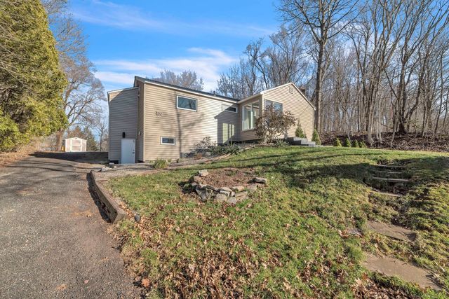 550 E  St N, Suffield, CT 06078