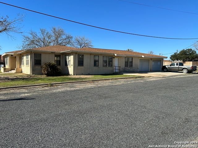 217 Sutherland Ave, Poth, TX 78147