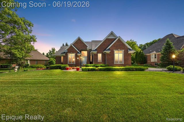 5675 Golf Pointe Dr, Clarkston, MI 48348