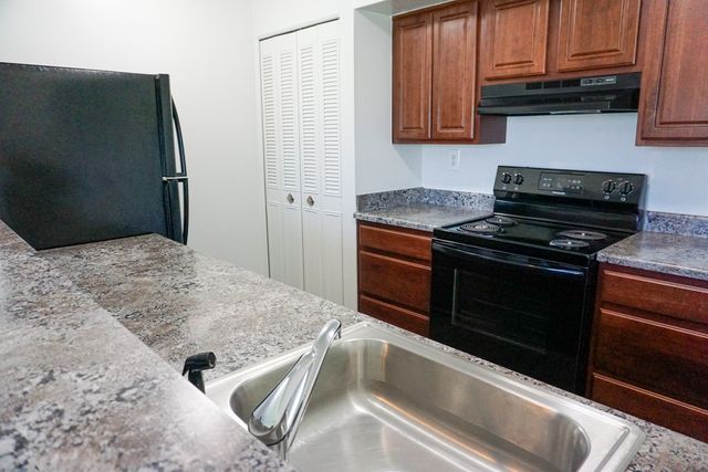 8300 Woodcrest Dr #487-5, Westland, MI 48185
