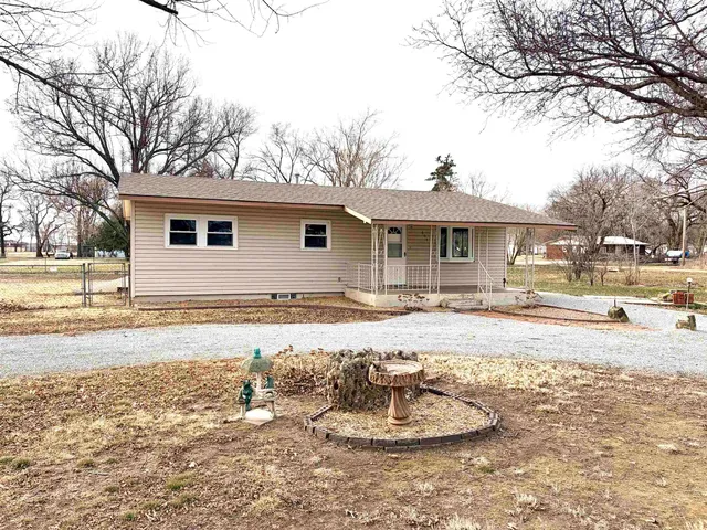 605 E  9th St, Harper, KS 67058
