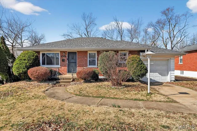 1072 Rainbow Dr, Saint Louis, MO 63125