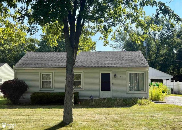 2250 Pauline Dr, Waterford, MI 48329