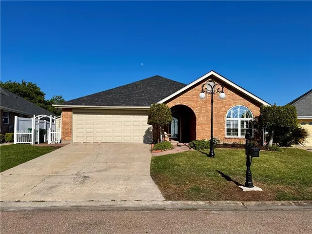 211 Chimaera Ln, Slidell, LA 70458