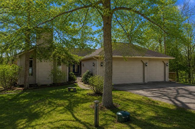 18 Colony Ln, Galena, IL 61036
