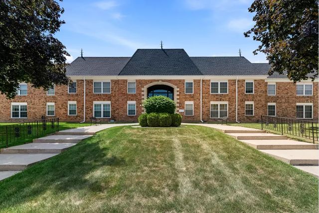 2101 Chateau Ct #106, Grafton, WI 53024