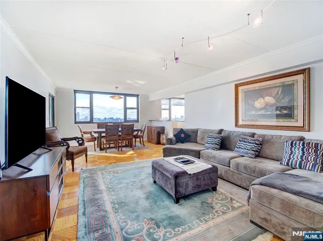 250 Gorge Rd #17L, Cliffside Park, NJ 07010