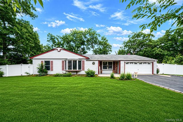 10 Saddle Hill Road, Coram, NY 11727