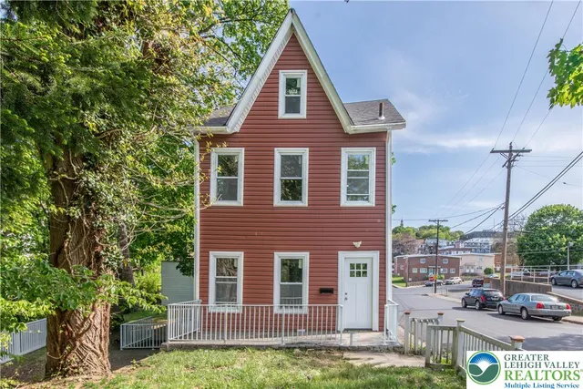 61 N  Locust St, Easton, PA 18042