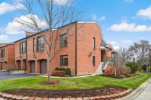 2S719 Williamsburg Ct, Oak Brook, IL 60523