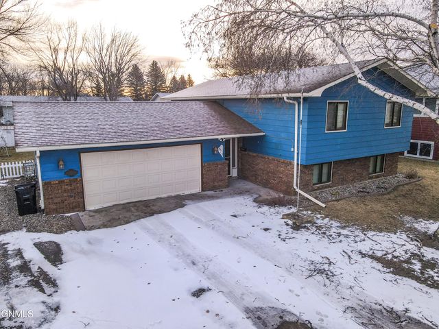 930 8th Ave NW, Valley City, ND 58072