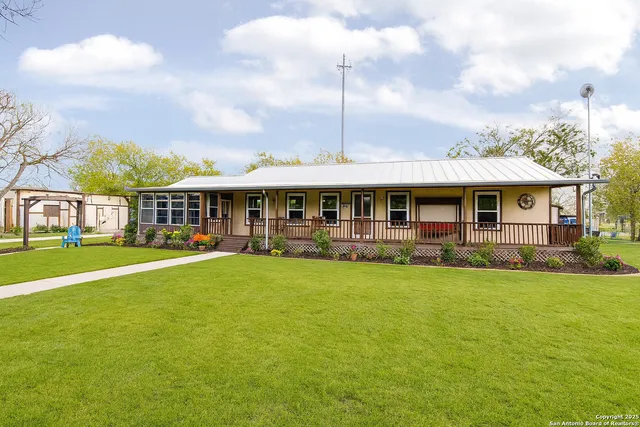 256 county road 5716, Natalia, TX 78059