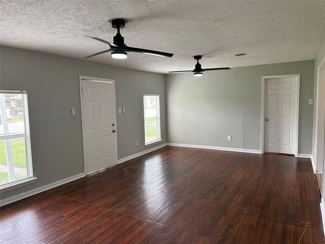 5345 Higgins St, Houston, TX 77033