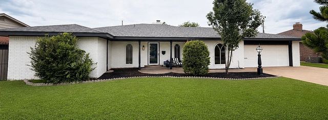 1004 Sherwood Rd, Clinton, OK 73601