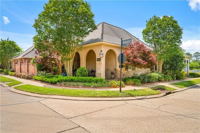 5977 Stonegate Dr, Alexandria, LA 71303