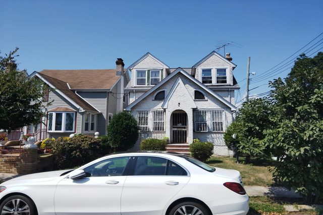 10402 214th St, Jamaica, NY 11429