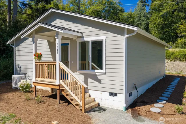 6888 Helena Street, Clinton, WA 98236