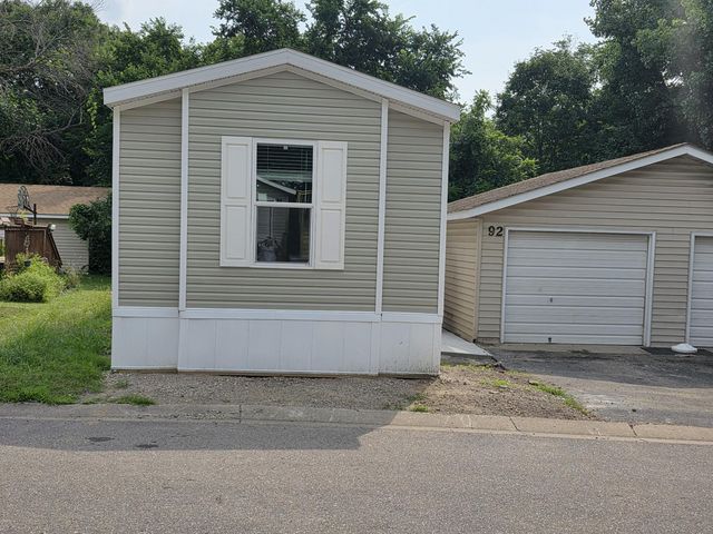 92 Thomas Ln, Chaska, MN 55318