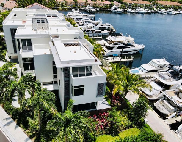 3750 Yacht Club Dr #Townhouse 6, Miami, FL 33180