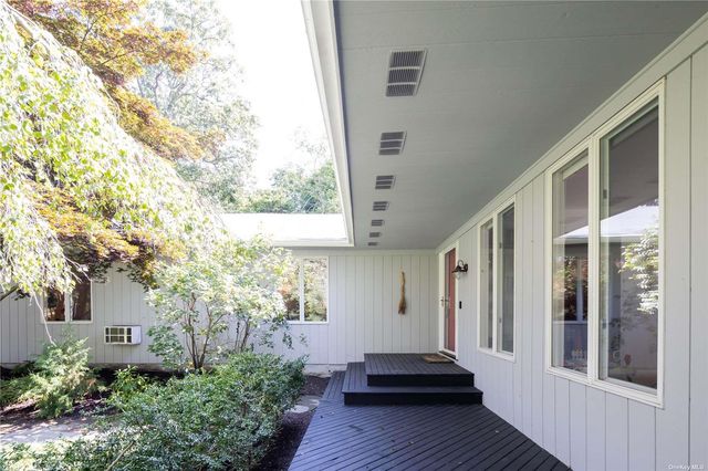 925 Bennetts Pond Lane, Mattituck, NY 11952