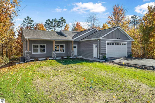 1373 Nightingale Ln, Kingsley, MI 49649