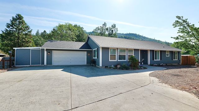 20 Penny Ct, Shady Cove, OR 97539