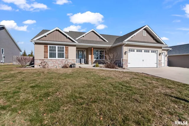 1821 Avenel Ln, Chatham, IL 62629