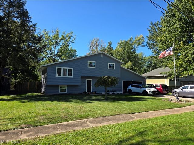 992 Lakewood Beach Dr, Sheffield Lake, OH 44054