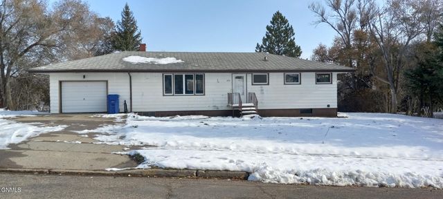 320 1st Ave NE, Beulah, ND 58523