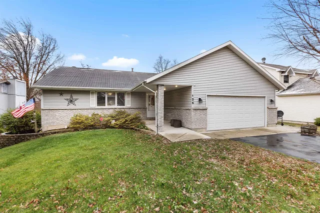 125 Heath Cliff Dr SE, Poplar Grove, IL 61065