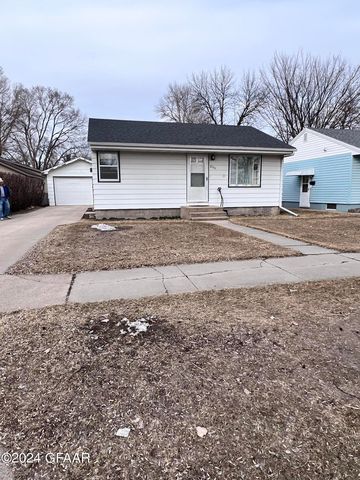 2110 11th Ave N, Grand Forks, ND 58203