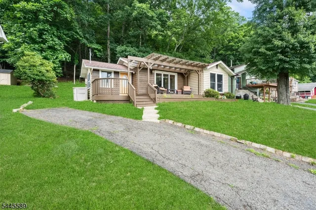 112 Seneca Lake Rd, Sparta, NJ 07871