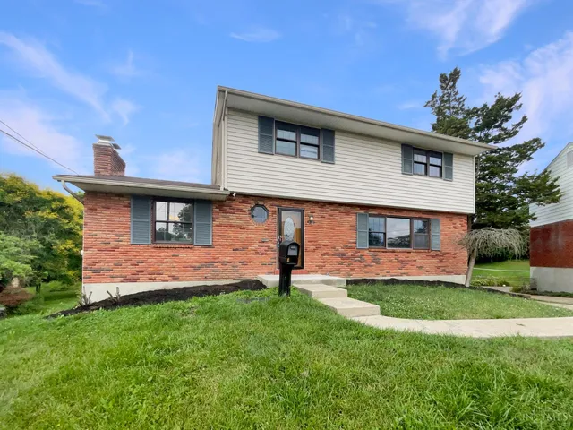 3198 Sunnyhollow Ln, Cincinnati, OH 45239