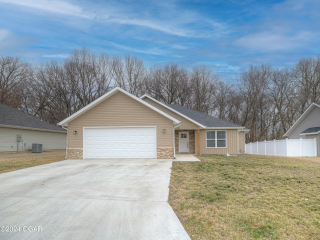 2045 Lake View Dr, Carthage, MO 64836