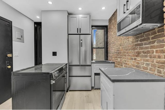 438 W  52nd St #12E, New York, NY 10019