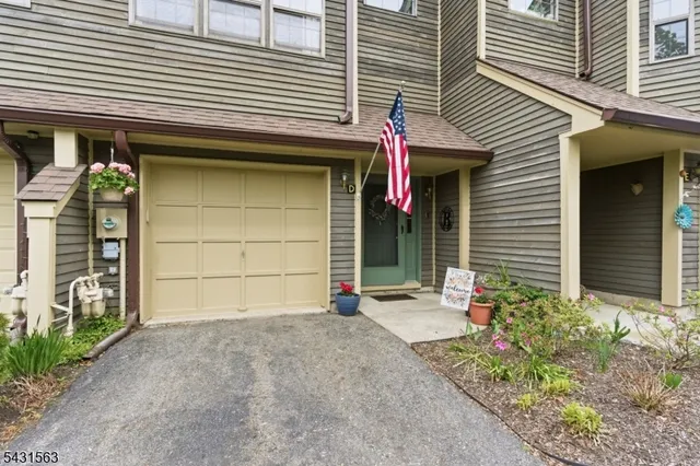 40 Lexington Ln BLDG 40 #D, West Milford, NJ 07480