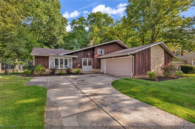 27526 Linwood Cir, North Olmsted, OH 44070
