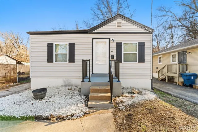 204 Wiegel Dr, Saint Louis, MO 63135