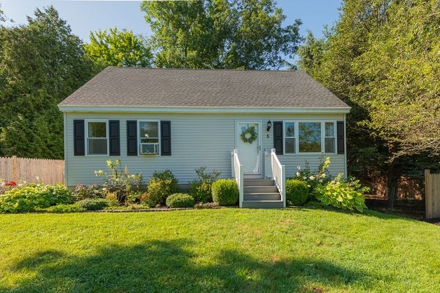 5 Countryside Rd, Pepperell, MA 01463