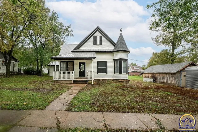 107 Locust St, Eskridge, KS 66423