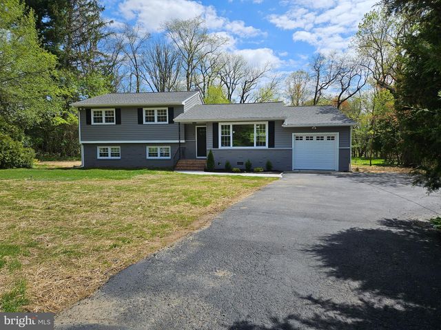 9 Meadowbrook Dr, Chesterfield, NJ 08515