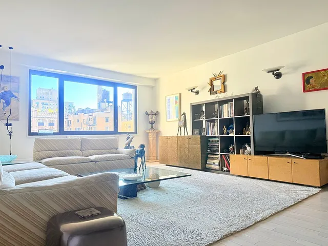 10 W  66th St #16D, New York, NY 10023