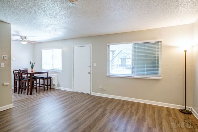 9825 Lincoln Village Dr #32, Sacramento, CA 95827